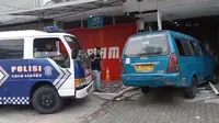 Polisi evakuasi angkot yang menabrak warga dan toko di Jalan Raya Margonda, Depok. (Liputan.com/Dicky Agung Prihanto)