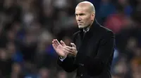 Pelatih Real Madrid, Zinedine Zidane memberikan semangat kepada timnya saat melawan Las Palmas pada laga La Liga Santander di Santiago Bernabeu stadium, Madrid, (5/11/2017). Real Madrid menang 3-0. (AFP/Gabriel Bouys)