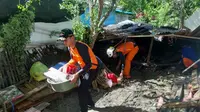 Petugas SAR membantu pemberihan rumah warga di Kecamatan Luwuk Timur, Banggai pascabanjir bandang yang terjadi 30 Agustus 2022. (Foto: Basarnas Palu).