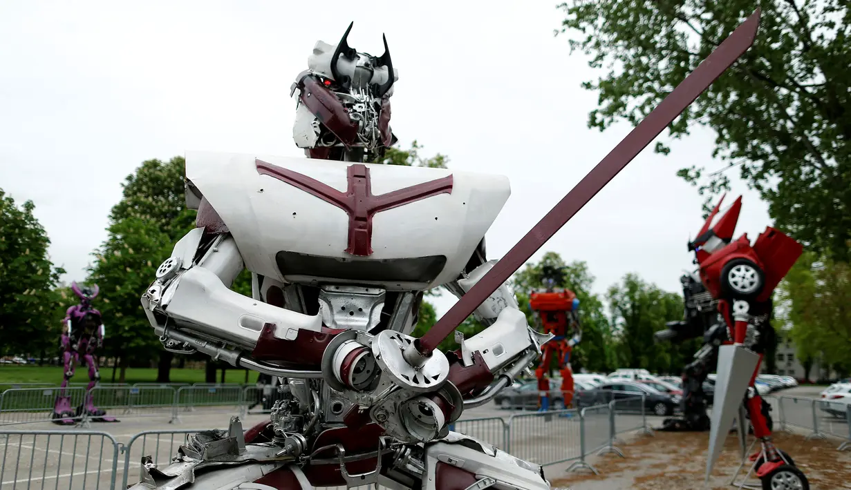 Sebuah robot memegang sebuah pedang dipamerkan di kota Zagreb, Kroasia (18/4). Robot yang terbuat dari mobil bekas ini terlihat mirip karakter film Transformers yang merupakan karya seniman muda asal Montenegro, Danilo Baletic. (REUTERS/Antonio Bronic)