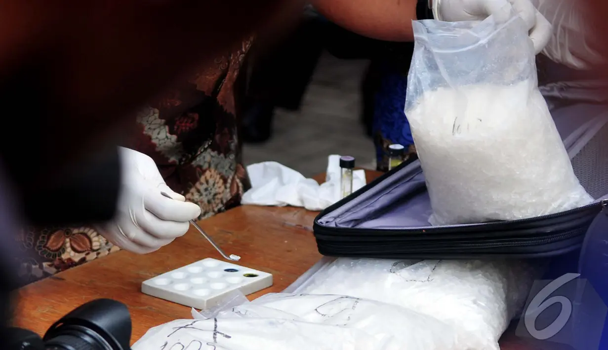 Dari para tersangka berhasil diamankan barang bukti sabu sebesar 69,315 gram atau total 70 kg, dan bila dirupiahkan senilai Rp138,63 miliar, Jakarta Timur, Selasa (14/10/2014) (Liputan6.com/Johan Tallo)