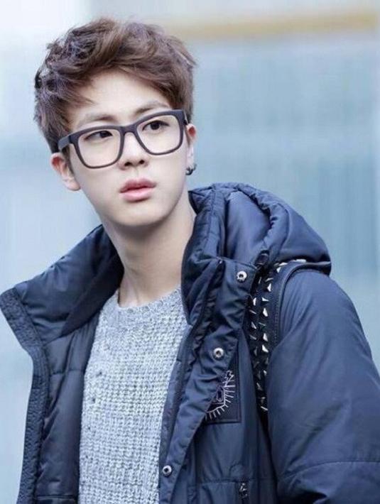 8 Idol K-Pop yang Makin Tampan Saat Pakai Kacamata - News ...