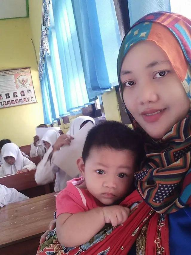Warganet Terharu, Bocah SD Bawa Adiknya Ke Sekolah Demi Sekolah