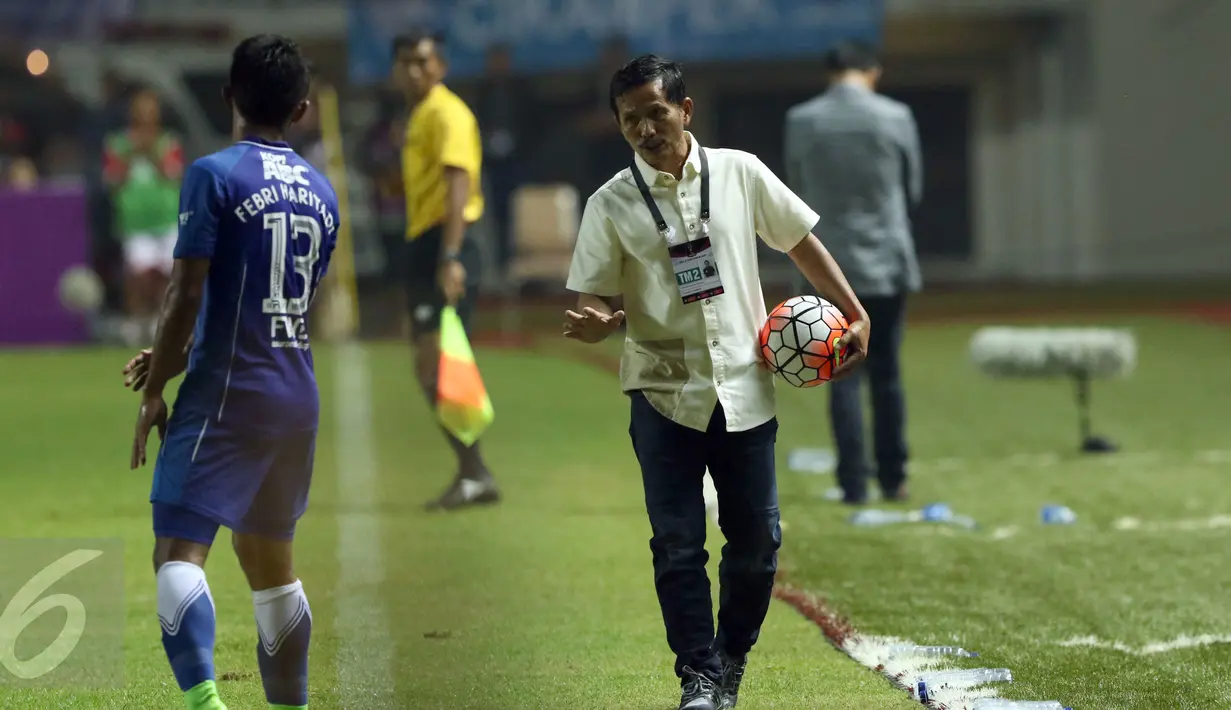 Pelatih Persib, Djajang Nurjaman memberi arahan pada Febri Hariyadi saat laga perebutan tempat ketiga Piala Presiden 2017 di Stadion Pakansari, Kab Bogor, Sabtu (11/3). Persib menang 1-0. (Liputan6.com/Helmi Fithriansyah) 