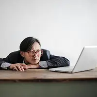 Ilustrasi kelelahan saat bekerja. (Copyright Pexels/Andrea Piacquadio)