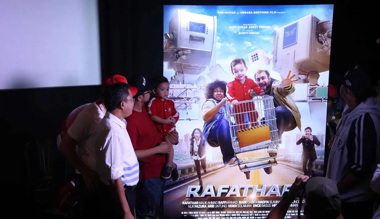 "Sebenarnya kalau tanggal pinginnya pas lagi liburan atau lebaran atau akhir tahun. Karena waktu-waktu itu adalah waktunya untuk keluarga ke bioskop nonton film," ujar Anggy Umbara. (Nurwahyunan/Bintang.com)