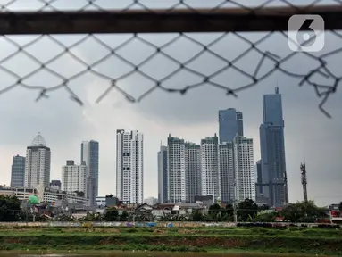 Aktivitas warga bantaran kali dengan latar belakang gedung perkantoran di Jakarta, Kamis (4/5/2023). Badan Pusat Statistik (BPS) mencatat inflasi domestik pada April 2023 naik mencapai 4,33 persen secara tahunan. (merdeka.com/Iqbal S. Nugroho)