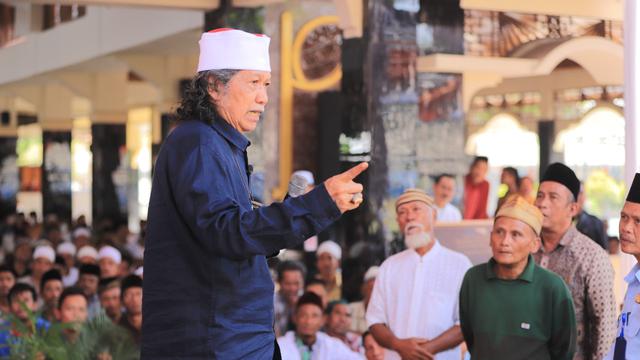 Cak Nun menyapa warga binaan Lapas Surabaya. (Dian Kurniawan/Liputan6.com).