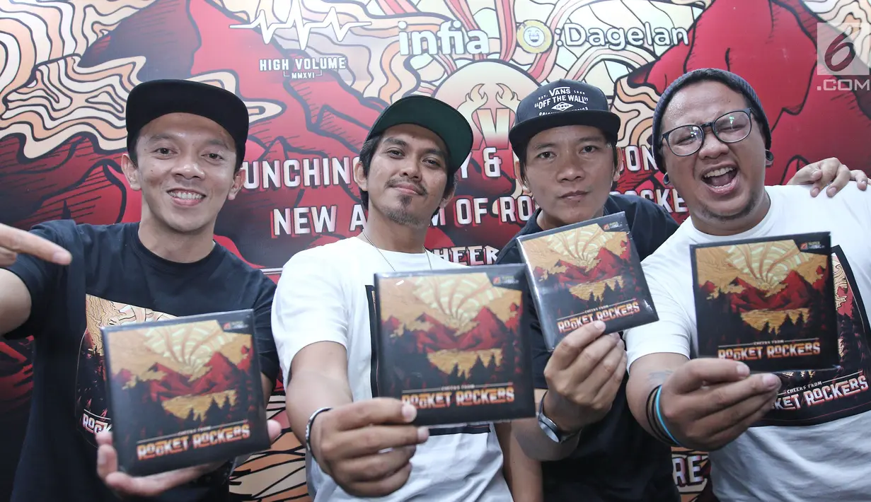 Personel band Rocket Rockers menunjukan album mereka seusai rilis album ke-6 di kawasan Tebet, Jakarta, Rabu (18/10). Album ke-6 Rocket Rockers berjudul Cheers From Rocket Rockers. (Liputan6.com/Herman Zakharia)