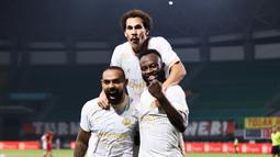 Dalberto (kiri), Pablo Oliveira (tengah) dan Charles Lokolingoy (kanan) melakukan selebrasi gol kedua Arema FC ke gawang Persija Jakarta  dalam laga pekan 26 BRI Liga 1 2024/2025 yang digelar di Stadion Patriot Candrabhaga, Bekasi, Minggu (9/3/2025) malam WIB.
