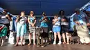 Sejumlah orang bersama anjing mereka berada di atas panggung untuk menerima trofi kontes tahunan anjing terjelek di dunia, di Petaluma, California, 23 Juni 2017. Kontes ini untuk mencari anjing terjelek dari yang paling jelek. (JOSH EDELSON/AFP)