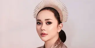 Aura Kasih mengenakan kebaya velvet warna coklat. Dengan hiasan beads di bagian depan. Hiasan rambutnya pun mencuri perhatian. [@aurakasih]