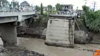 Citizen6, Yogyakarta: Kondisi Jembatan Pabelan setelah terkena lahar dingin, Jumat (1/4). Mengakibatkan jembatan terputus dan jalur satu pilarnya tergerus. (Pengirim: Eddie Sunaryo) 