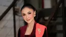 Yuni Shara tampil elegan dengan sanggul klasik tanpa aksesori dipadukan anting subeng dan kebaya velvet maroon dengan selendangnya. [@yunishara36]