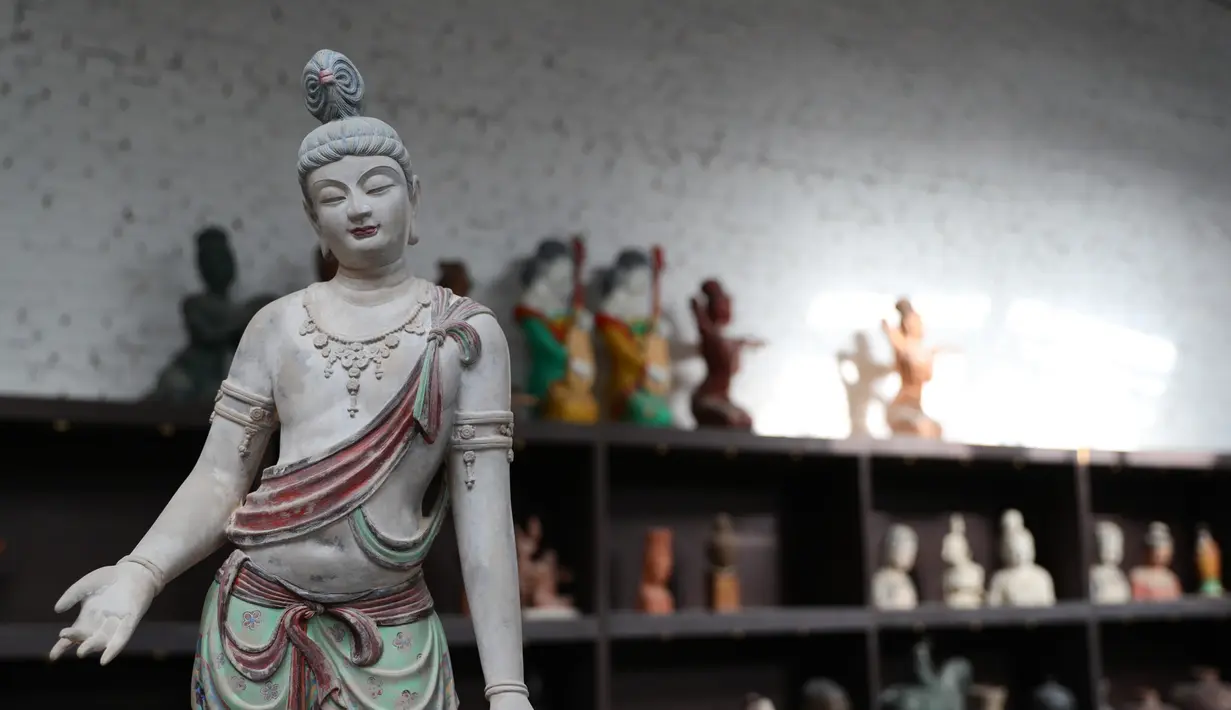 Sejumlah patung karya Du Yongwei dipamerkan di studio miliknya di Dunhuang, Provinsi Gansu, China, Minggu (5/4/2020). (Xinhua/Du Zheyu)