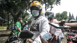 Petugas memeriksa KTP wisatawan sebelum masuk ke Taman Margasatwa Ragunan, Jakarta, Jumat (14/5/2021). Taman Margasatwa Ragunan membatasi jumlah wisatawan dengan kapasitas 30 persen. (merdeka.com/Iqbal S. Nugroho)