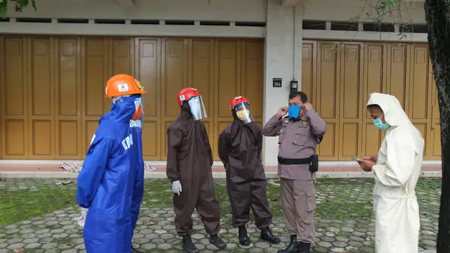 Petugas evakuasi berkoordinasi dan persiapan evakuasi jenazah tukang becak meninggal dunia di emper toko di Purwokerto. (Foto: Dok. Tagana Banyumas/Liputan6.com/Ridlo)