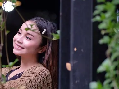 Tasya sering kali mengunggah foto saat ia berpenampilan natural di akun Instagram pribadinya. Walaupun begitu, ia tetap tampak cantik dan manis menggunakan busana santai saat berfoto di luar ruangan. (Liputan6.com/IG/@tasya_ratu_gopo)
