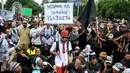 Seorang pengunjuk rasa mengenakan seragam sekolah SD saat menggelar aksi unjuk rasa di depan Istana Merdeka, Jakarta, Rabu (10/2). Guru honorer dari seluruh Indonesia itu menuntut Pemerintah agar mengangkat mereka sebagai PNS (Liputan6.com/Gempur M Surya)
