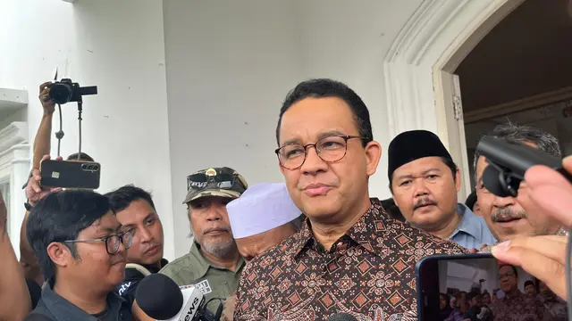 Anies Baswedan usai hadir di Silaturahmi dan Perayaan Hari Raya Idul Adha bersama Masyarakat Peduli Jakarta, Pekayon Raya, Jakarta Selatan, Rabu (19/6/2024). (Liputan6.com/Winda Nelfira)