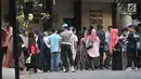 Keluarga korban meninggal dalam rusuh Mako Brimob berkumpul di RS Polri, Jakarta, Rabu (9/5). Pihak keluarga membawa para korban meninggal setelah kurang lebih delapan jam berada dalam ruang forensik. (Merdeka.com/Iqbal Nugroho)