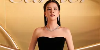 Meski gaunnya terlihat simple, namun ia mengenakan perhiasan yang begitu mewah dari Cartier. Kalung line silver melingkar di lehernya seharga Rp4,172,419, 495. [@sooyaaa__]