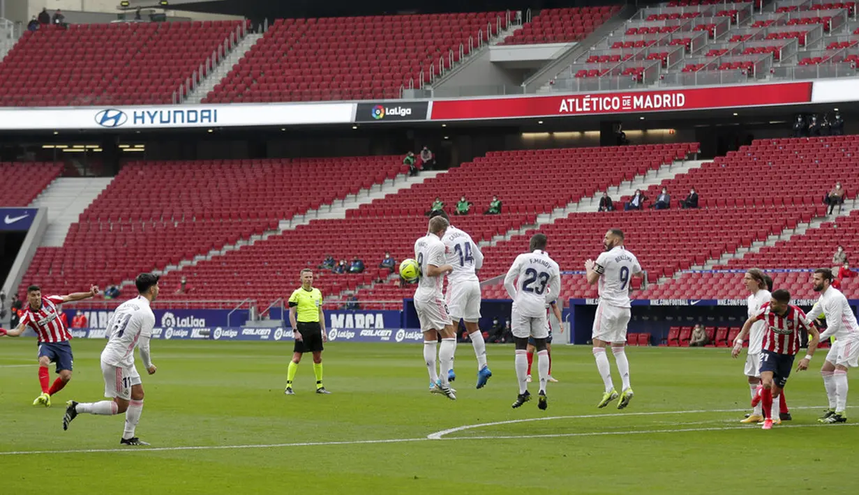 Pemain Atletico Madrid Luis Suarez melakukan tendangan bebas saat melawan Real Madrid pada pertandingan Liga Spanyol di Stadion Wanda Metropolitano, Madrid, Spanyol, Minggu (7/3/2021). Pertandingan berakhir dengan skor 1-1. (AP Photo/Manu Fernandez)