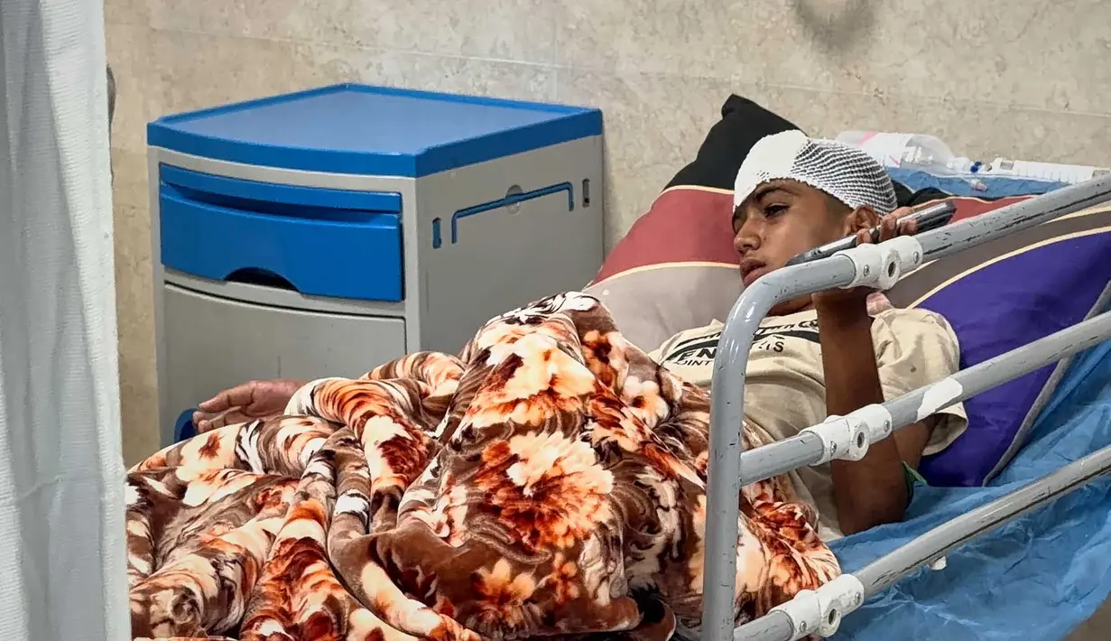Seorang anak yang terluka—menurut laporan media Iran—akibat serangan yang menghantam sebuah rumah tempat berlangsungnya pesta pernikahan di Kuhestak, Iran selatan, sedang menjalani perawatan di sebuah rumah sakit di Minab, Iran, Rabu dini hari, 2 September 2026. (Morteza Akhoondi/Tasnim News Agency via AP)