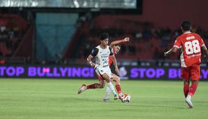 Pemain Persija Jakarta, Figo Dennis, mencoba lepas dari penjagaan pemain Semen Padang dalam pertandingan BRI Super League di Stadion H. Agus Salim, Senin (22/12/2025) malam WIB. (Dok. Media Persija)