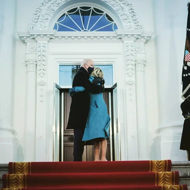 Bahasa Tubuh Joe Biden dan Jill yang Penuh Emosional di Pelantikan Presiden Amerika Serikat
