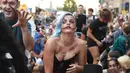 Seorang warga memakai kostum dan dandanan menyerupai zombie saat acara Zombie Walk di kota Strasbourg, Prancis, 15 September 2018. Acara ini dalam rangka Festival Film Fantasi Eropa ke-11 yang berlangsung dari 14 - 23 September. (FREDERICK FLORIN/AFP)