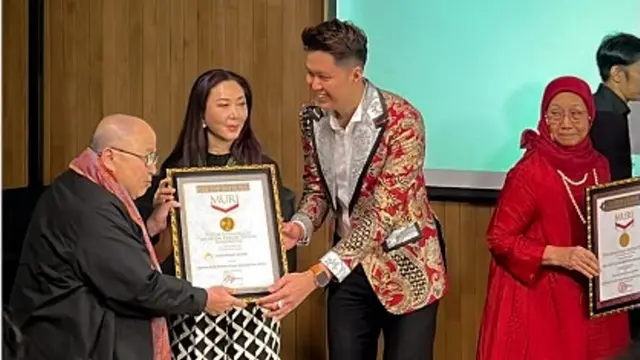 Pedjoeang Batik Raih Rekor MURI Sebagai Pelopor Batik Tulis Berkancing Emas Pertama di Dunia.  foto: istimewa