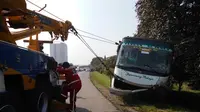 Bus terguling di jalan tol siap diderek. (Liputan6.com/Rahmat Hidayat)