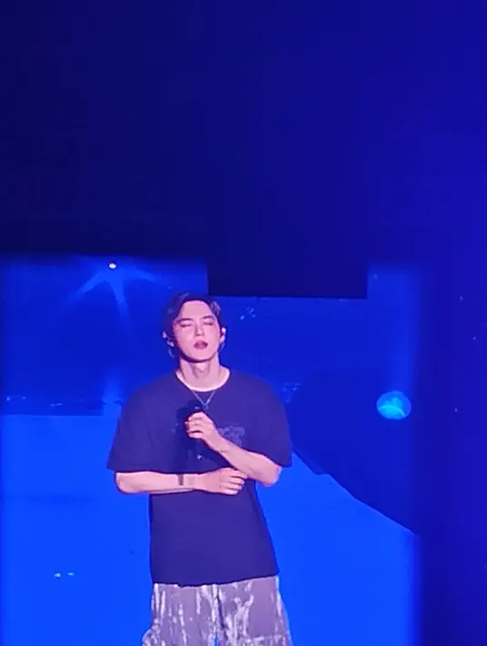 Penampilan Suho di konser solonya di Tennis Indoor, Senayan, Jakarta, Sabtu (10/8). [Foto: Lanny Kusuma/Fimela]