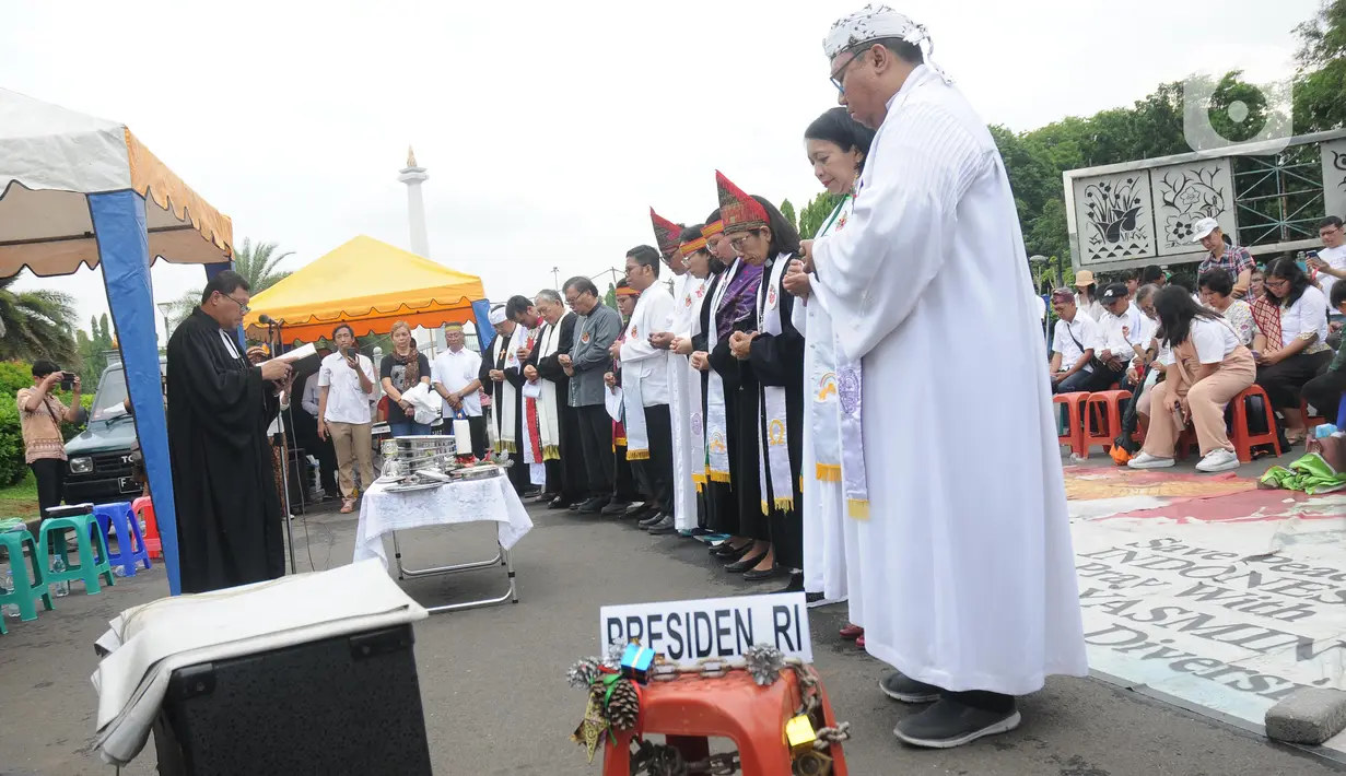 Jemaat dari Gereja Kristen Indonesia (GKI) Yasmin Bogor dan HKBP Filadelfia Bekasi melaksanakan misa Natal di Simpang Barat Laut Monas atau depan Istana Negara, Jakarta, Rabu (25/12/2019). Ini adalah misa natal kedelapan yang digelar jemaat dua gereja tersebut. (Liputan6.com/Helmi Fithriansyah)