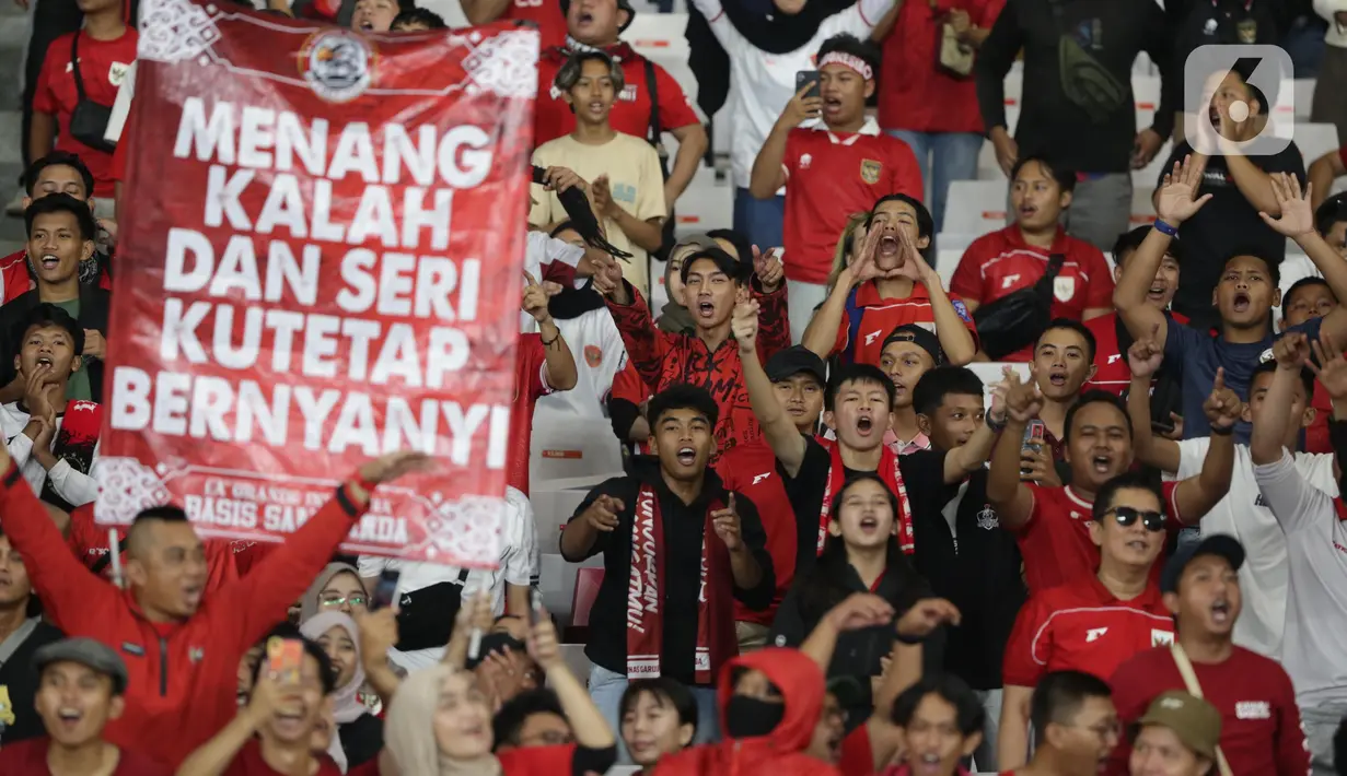 Sepanjang laga, para suporter terus meneriakkan yel-yel penyemangat mengingat rivalitas kedua timnas sangat kuat. (Liputan6.com/Helmi Fithriansyah)