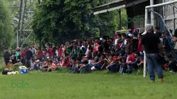 Ratusan Suporter The Jack hadir menyaksikan Timnya berlatih di Lapangan Youth Training Center, Sawanngan, Depok, Rabu (17/2/2016). (Bola.com/Nicklas Hanoatubun)
