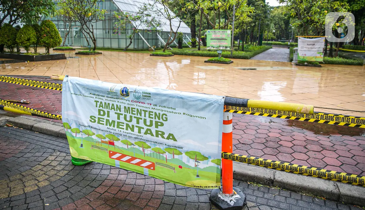 Spanduk penutupan dipasang di Taman Menteng, Jakarta, Kamis (31/12/2020). Pemprov DKI Jakarta mulai hari ini menutup sementara seluruh taman dan hutan kota di Ibu Kota jelang Tahun Baru 2021 untuk mengantisipasi penyebaran virus Covi-19. (Liputan6.com/Faizal Fanani)