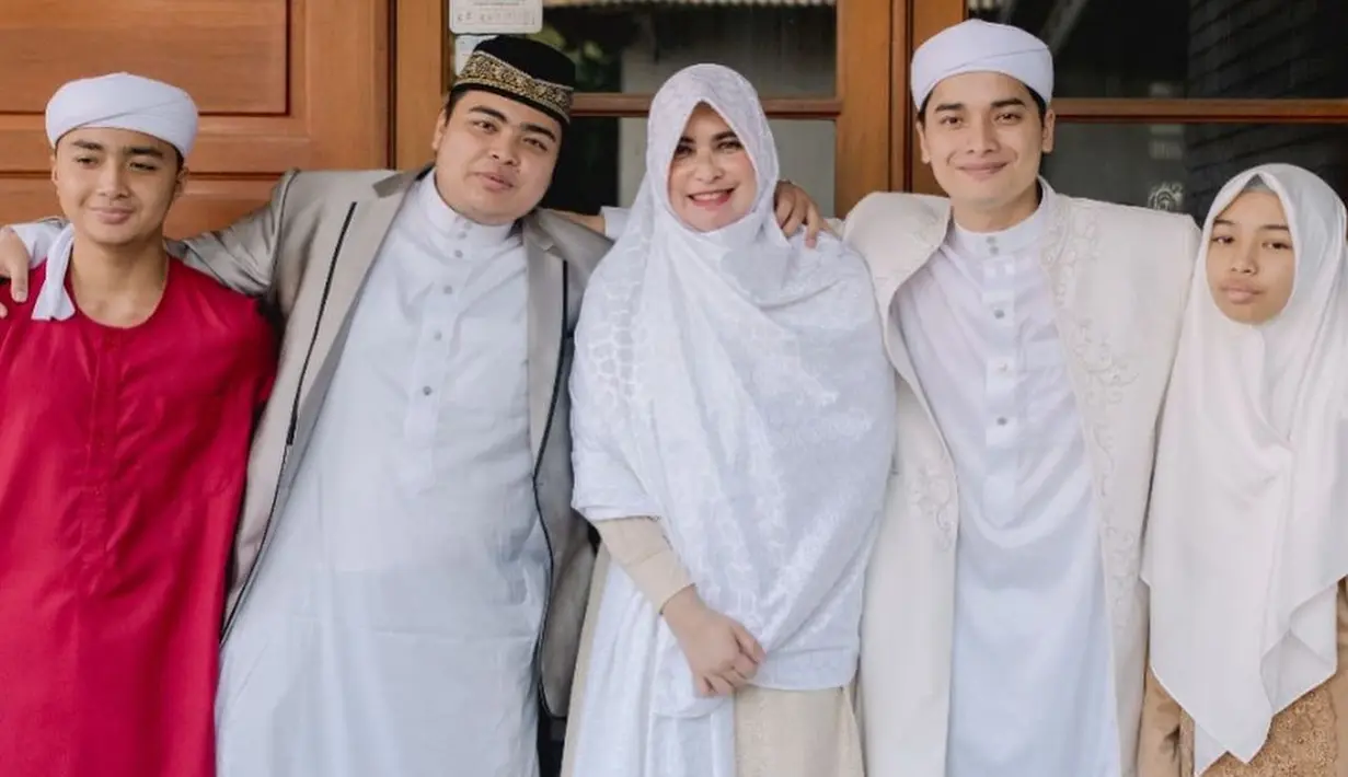 Potret Pernikahan Alvin Faiz dan Henny Rahman (Intagram/umi_yuni_syahla_aceh)