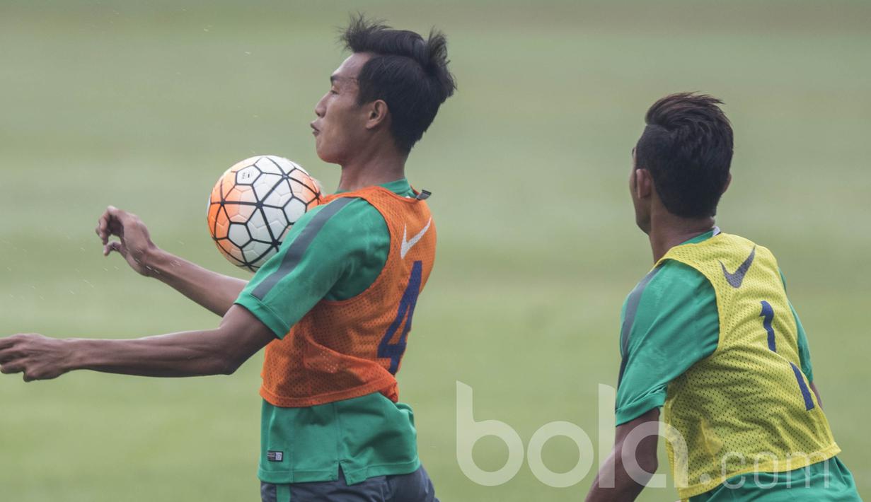 Bek Barito Putera, Hansamu Yama, berusaha mengontrol bola saat seleksi Timnas Indonesia U-22 di Lapangan SPH Karawaci, Banten, Kamis (23/2/2017). (Bola.com/Vitalis Yogi Trisna)