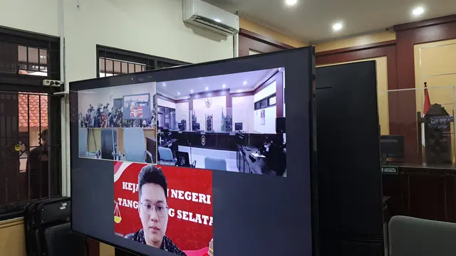 Majelis hakim yang memimpin sidang penipuan investasi online Binomo, dengan terdakwa Indra Kesuma atau Indra Kenz