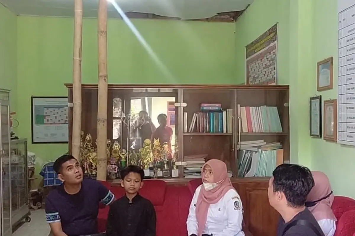 Nampak ruangan kepala Sekolah di SDN 2 Kepundungan tempat Farel Prayoga sekolah rusak dan harus disangga dua tiang bambu (Istimewa)
