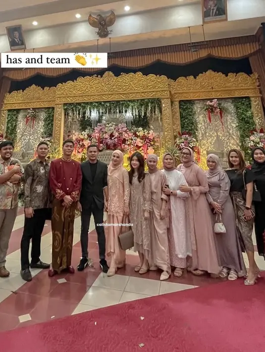 Irish Bella juga tampil segar dan berseri di momen kondangan tersebut. Bersama suami dan dua anak sambungnya, mereka datang dengan kekompakan keluarga yang harmonis. Irish dan dua anak perempuannya pun tampil bak kakak adik. (Liputan6.com/IG/@_irishbella_)