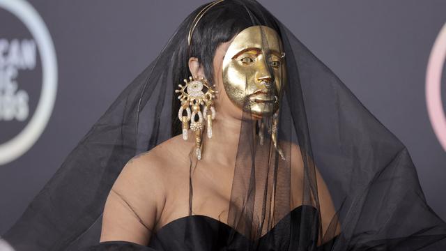 Penampilan Cardi B wearing mask at AMA 2021