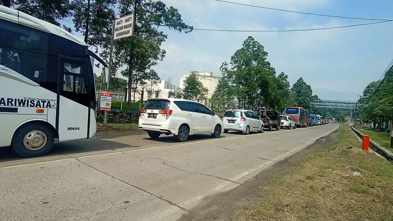 Kondisi jalan menuju Anyer di libur panjang Paskah, Minggu (4/4/2021)