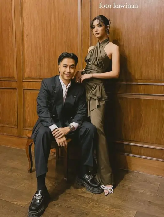 Saat momen resepsi, ia pun menjadi bridesmaid mengenakan halter dress berwarna coklat. Di sampingnya, ada sang suami Vidi Aldiano yang mengenakan set suit hitam. [IG/sheiladaisha]