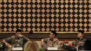 Menteri Agama, Lukman Hakim Saifuddin (kiri), menyimak beberapa pandangan tentang Ideologi Islamic State of Iraq and Syria (ISIS) di kantor Kementerian Agama RI di Jakarta, (9/8/2014). (Liputan6.com/Johan Tallo)