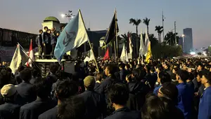 Demo Depan DPR, Massa Masih Bertahan