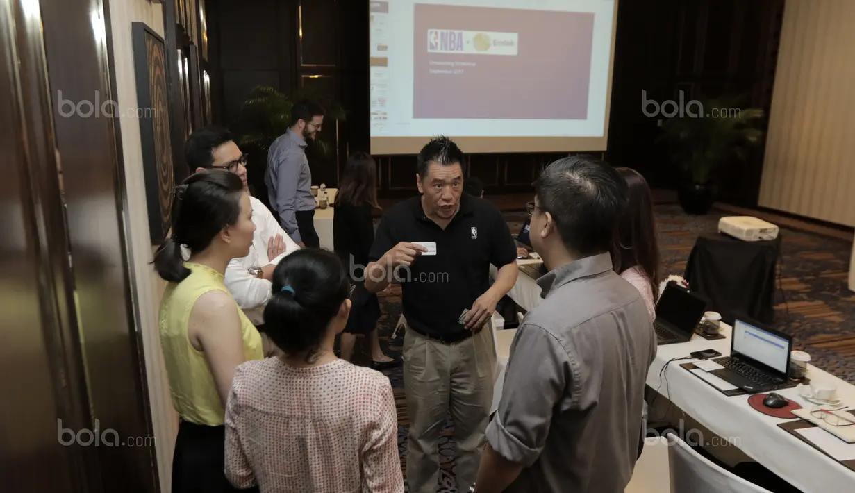 Peserta Workshop NBA berdiskusi sebelum acara mulai di Hotel Fermount, Jakarta, (7/9/2017). Emtek satu-satunya grup Media di Indonesia yang menjalin kerjasama dengan NBA. (Bola.com/Nicklas Hanoatubun)  