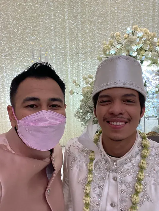 Dalam satu tarikan helaan napas, begitu lancar dan tenang Atta mengucapkan ijab qabul sambil menggenggam tangan Anang Hermansyah, selaku ayah dari Aurel Hermansyah, yang juga menikahkan mereka. (Instagram/raffinagita1717)